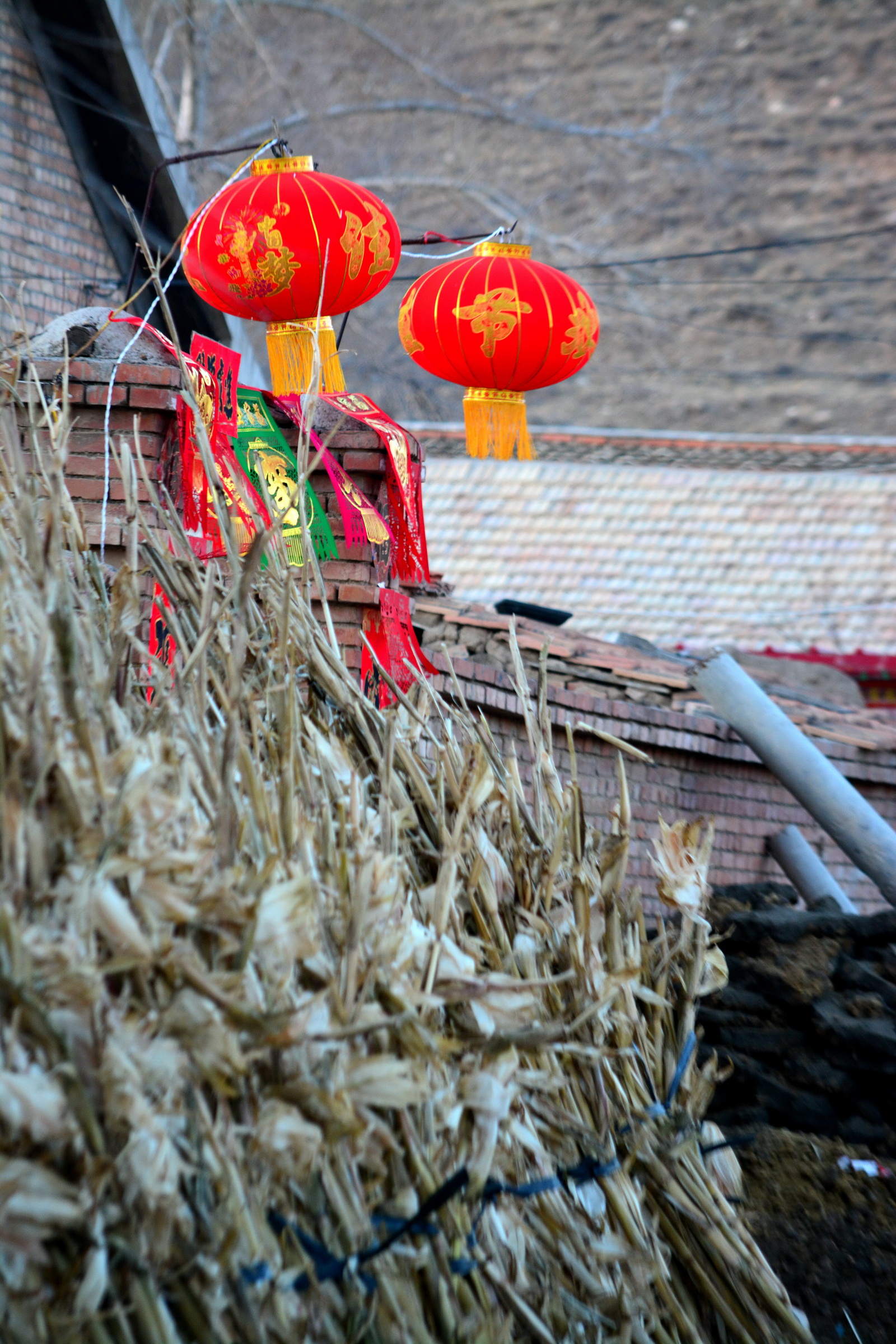 从除夕夜到元宵节,农家小院大红灯笼高高挂,浓浓的年味久久不散