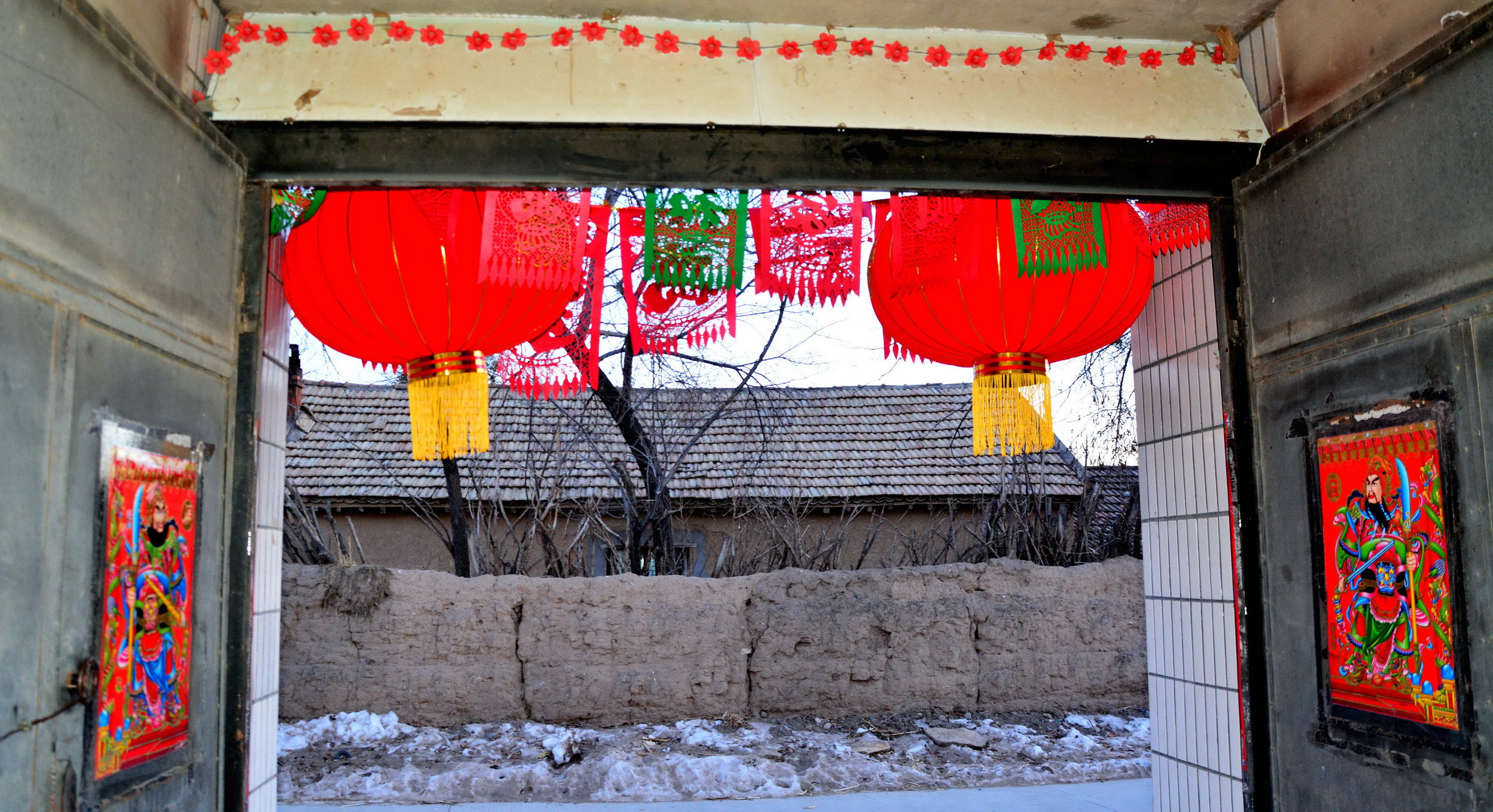 从除夕夜到元宵节,农家小院大红灯笼高高挂,浓浓的年味久久不散
