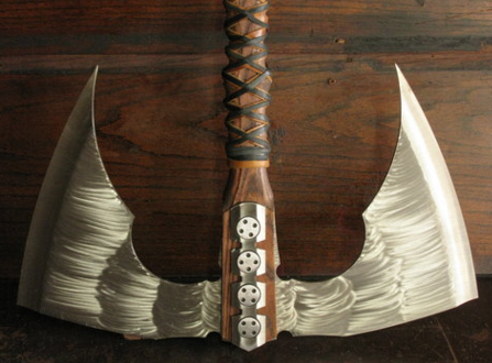 海盗短柄刀,一看这把到的样子就很不一般,上半部的造型威武,下半部却