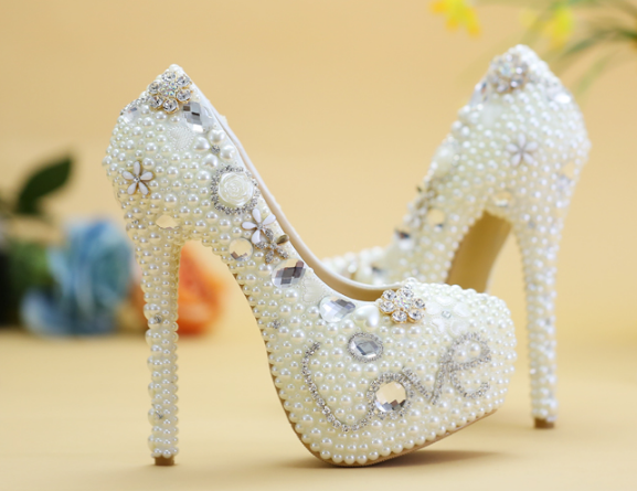 选择这款水晶鞋的你,单纯根本不适合来形容你,你的邪恶天赋藏的很深很