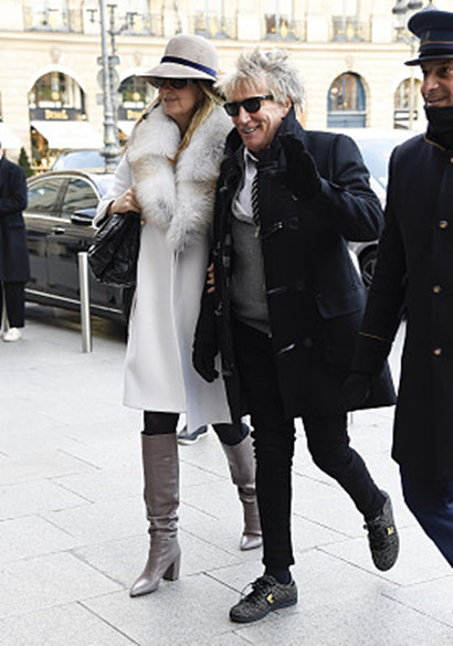 洛·史都华巴黎秀恩爱,妻子穿华丽白皮草"壕"似贵妇