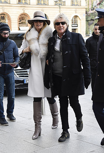 洛·史都华巴黎秀恩爱,妻子穿华丽白皮草"壕"似贵妇