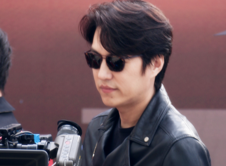 靳东新剧开机,皮衣墨镜帅气造型吸引迷妹眼球