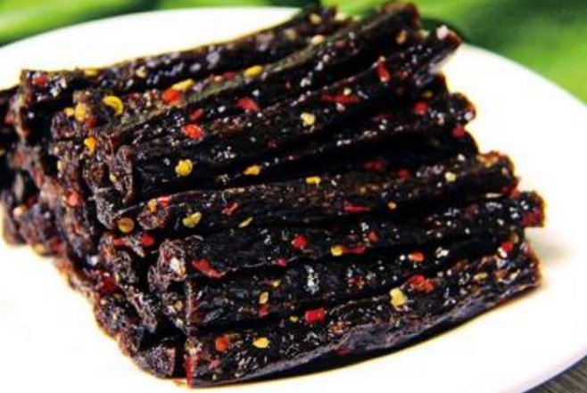 黑色的辣条,就这个辣条的造型,你能猜出它是哪个牌子的吗?