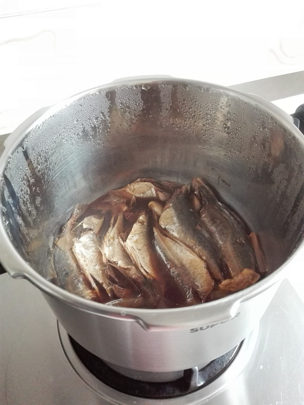 "焖酥鱼"是处理小杂鱼的最好办法,连鱼骨都酥软,又香又美味!