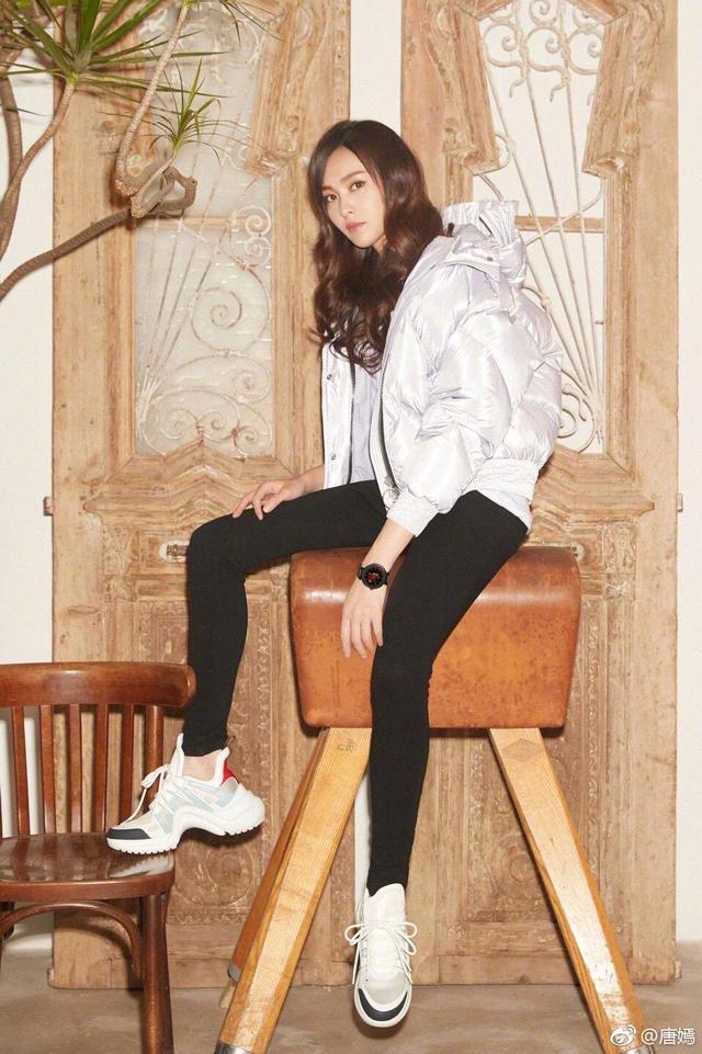 本以为赵丽颖的老爹鞋丑炸了,看完唐嫣的弹簧丑鞋,想跟她道歉!