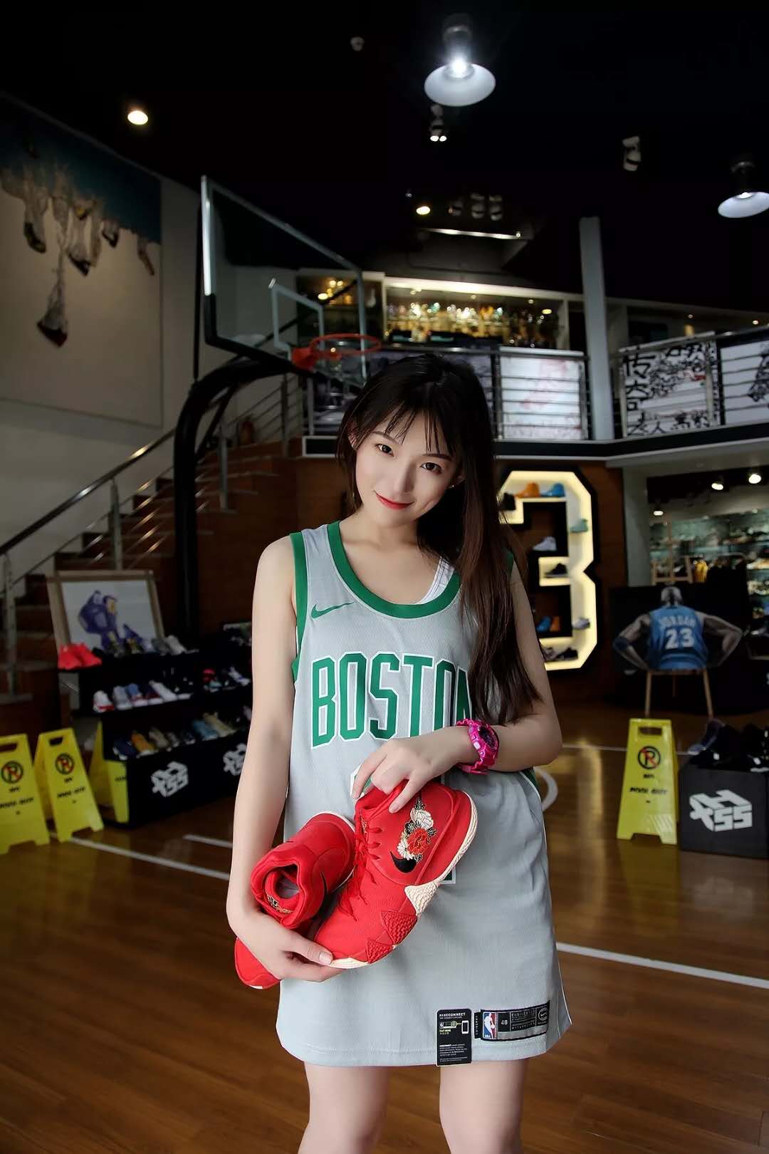 学会这几种搭配的女生穿上球鞋特别抢眼