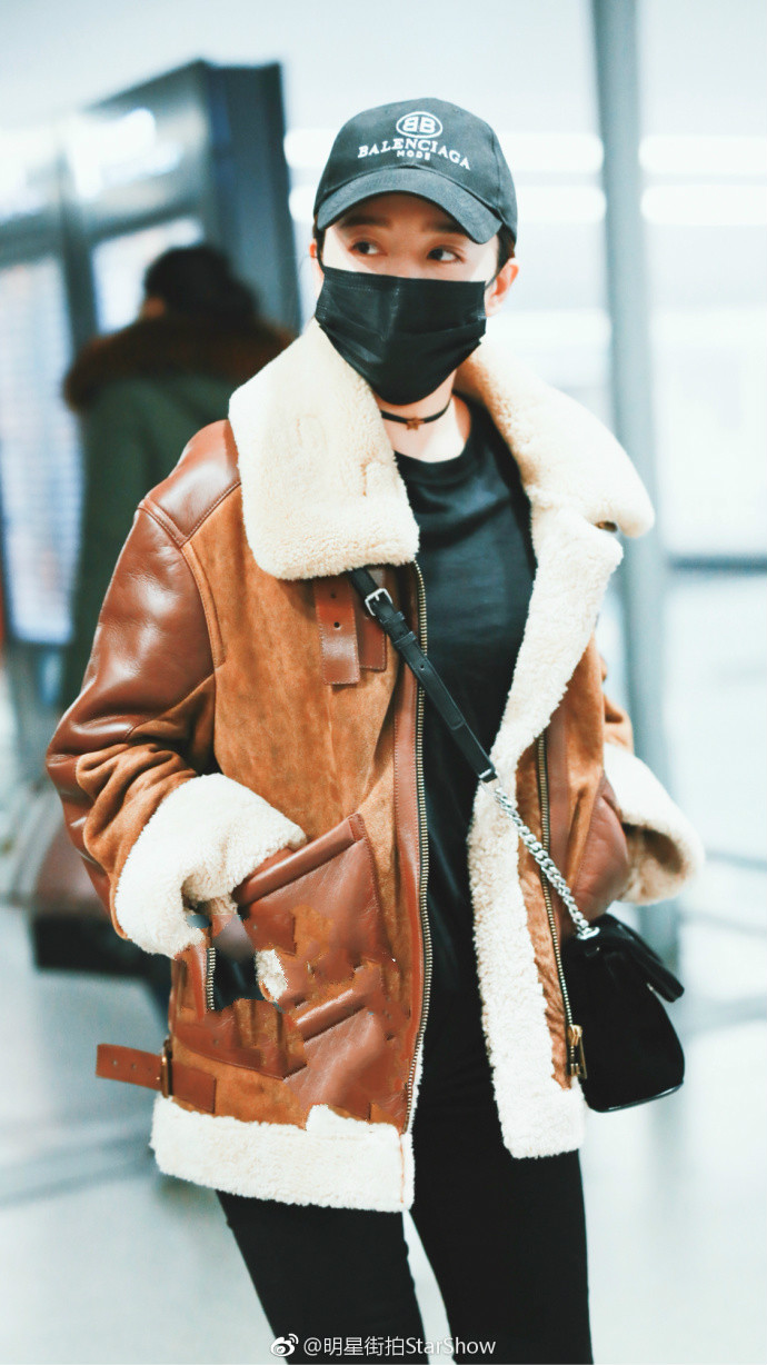 阚清子口罩遮面素颜现身机场,不怕冷穿破洞裤非常时髦!