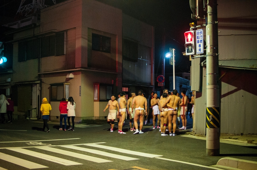 日本奇特裸祭节,裸身肉搏争抢一根木棒!