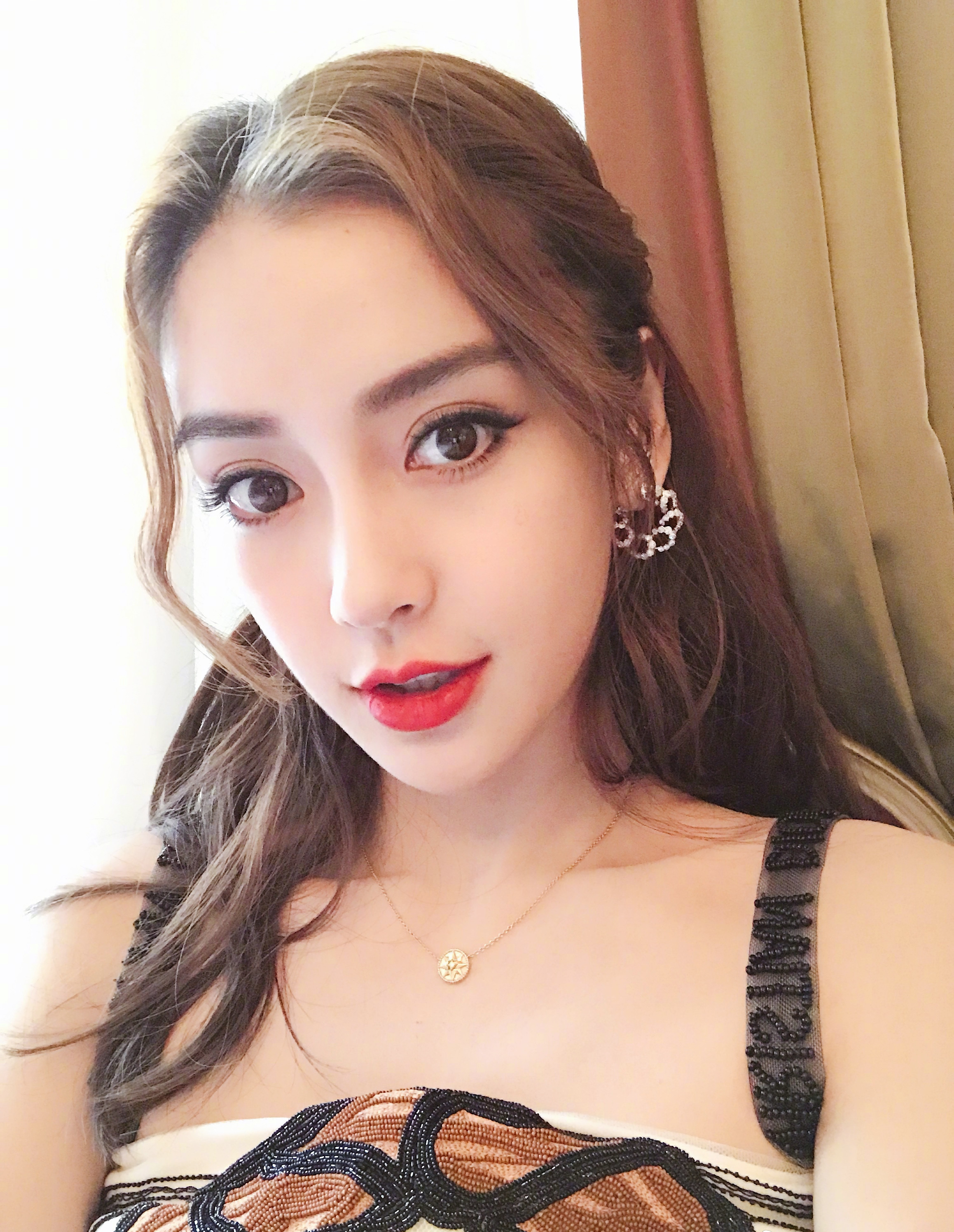 angelababy生日狂晒自拍 网友:微微一笑很倾城