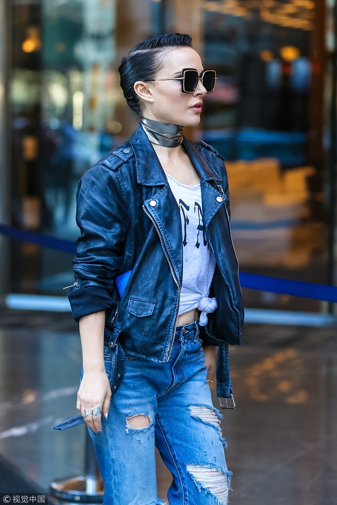 娜塔莉·波特曼新片变酷拽机车女 搂高妹表情冷酷