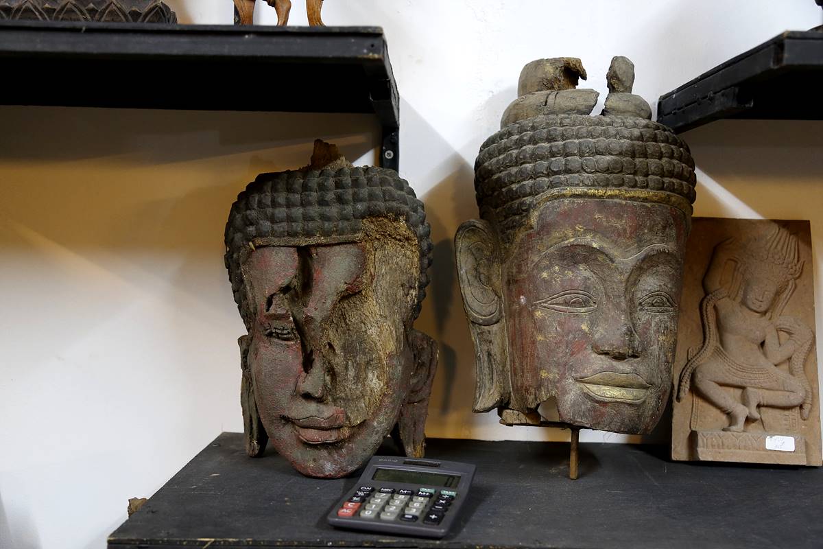 柬埔寨夜市稀罕物真多!尤其是这尊残缺佛头,会是一件国宝吗