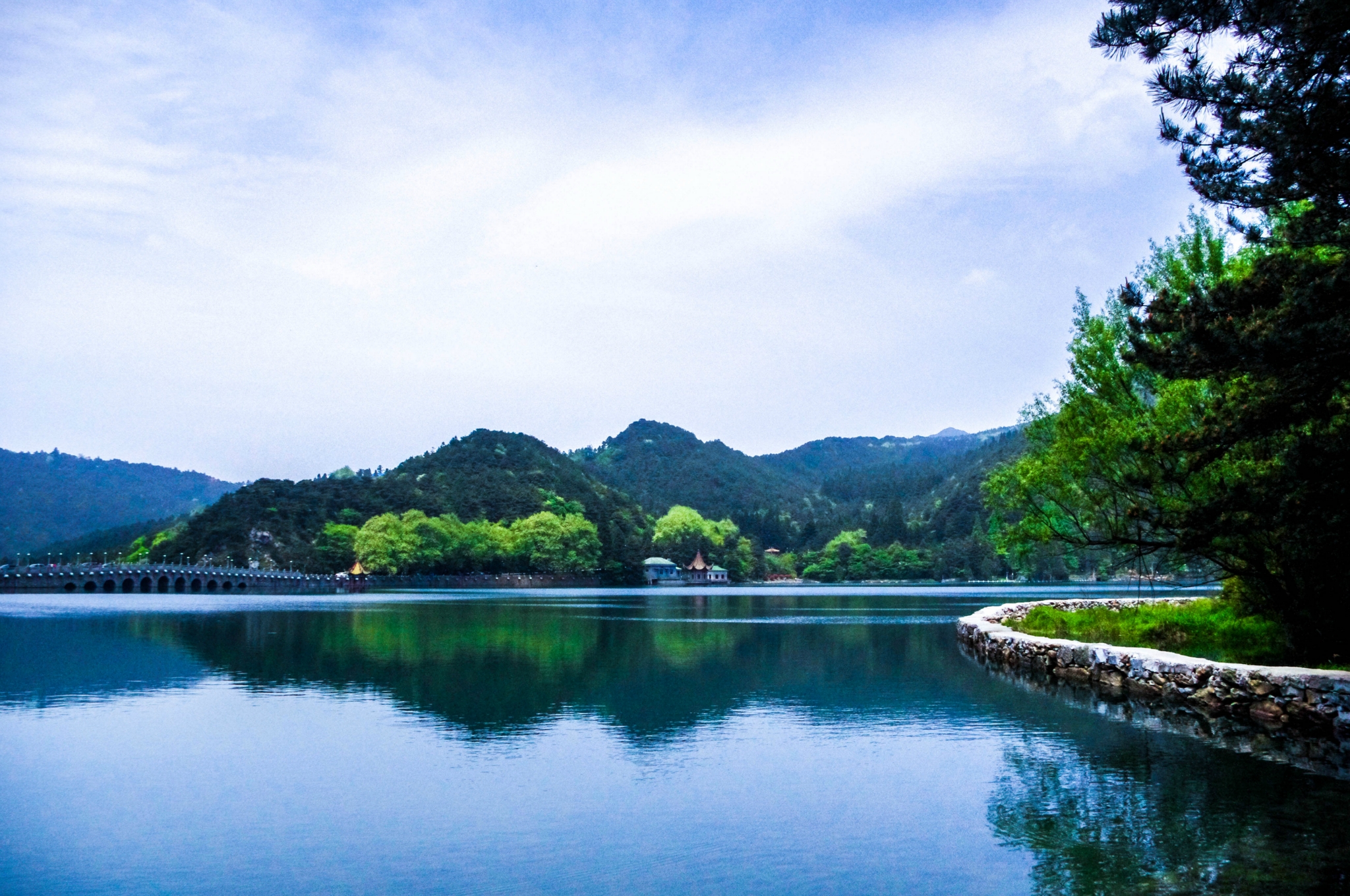芦林湖群山环抱,苍松翠柏,在缥缈的云烟衬托下,犹如天上神仙湖
