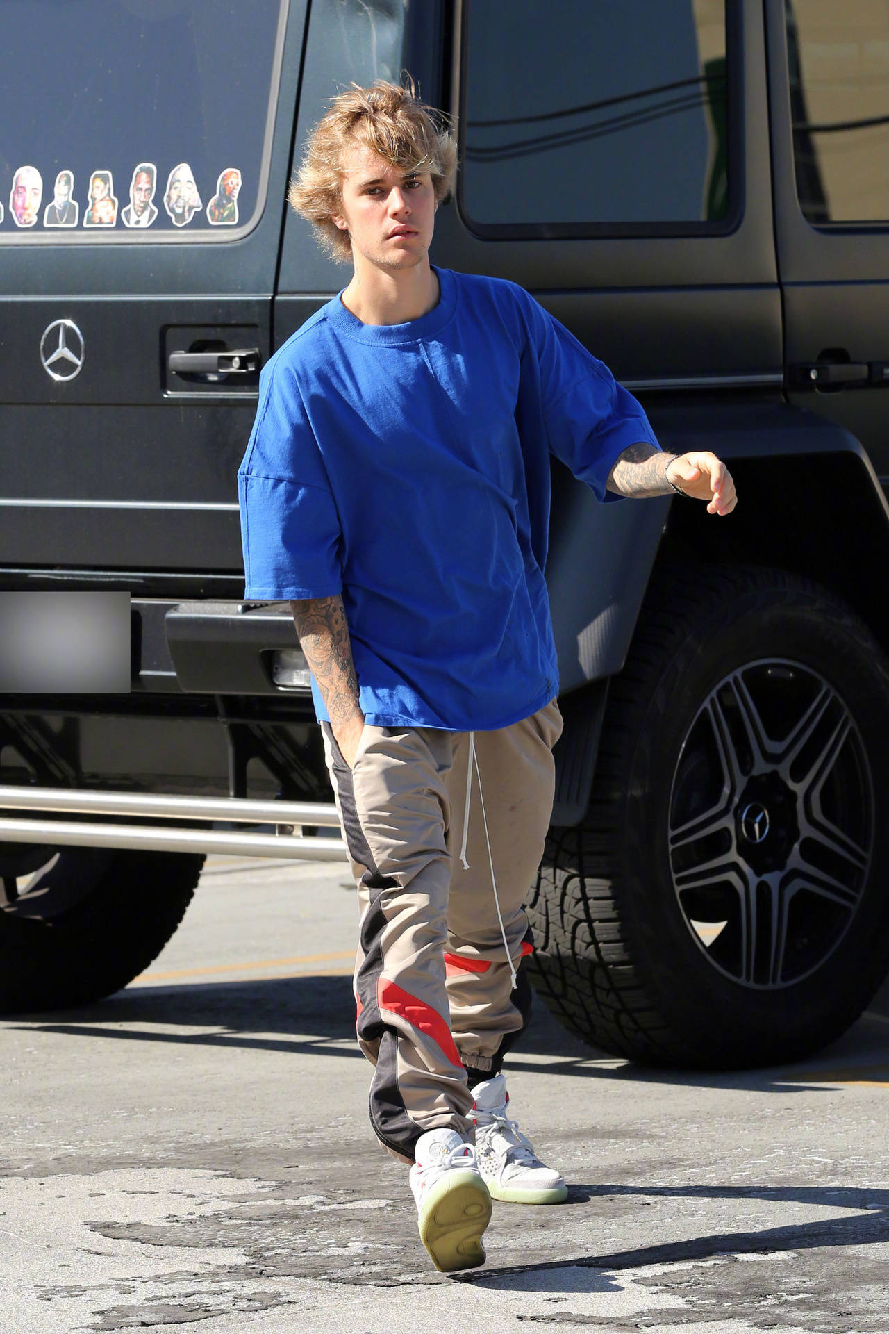 外媒曝贾斯汀·比伯最新街拍!网友:傻脸娜何时带他去理发?