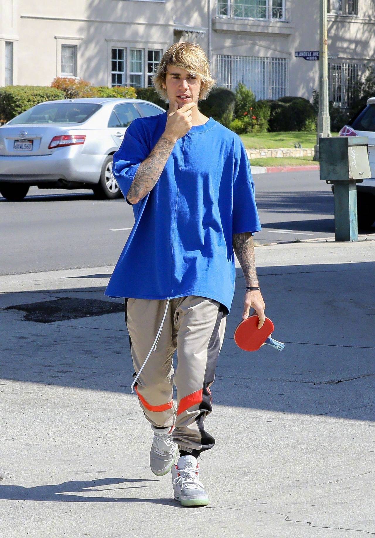 外媒曝贾斯汀·比伯最新街拍!网友:傻脸娜何时带他去理发?