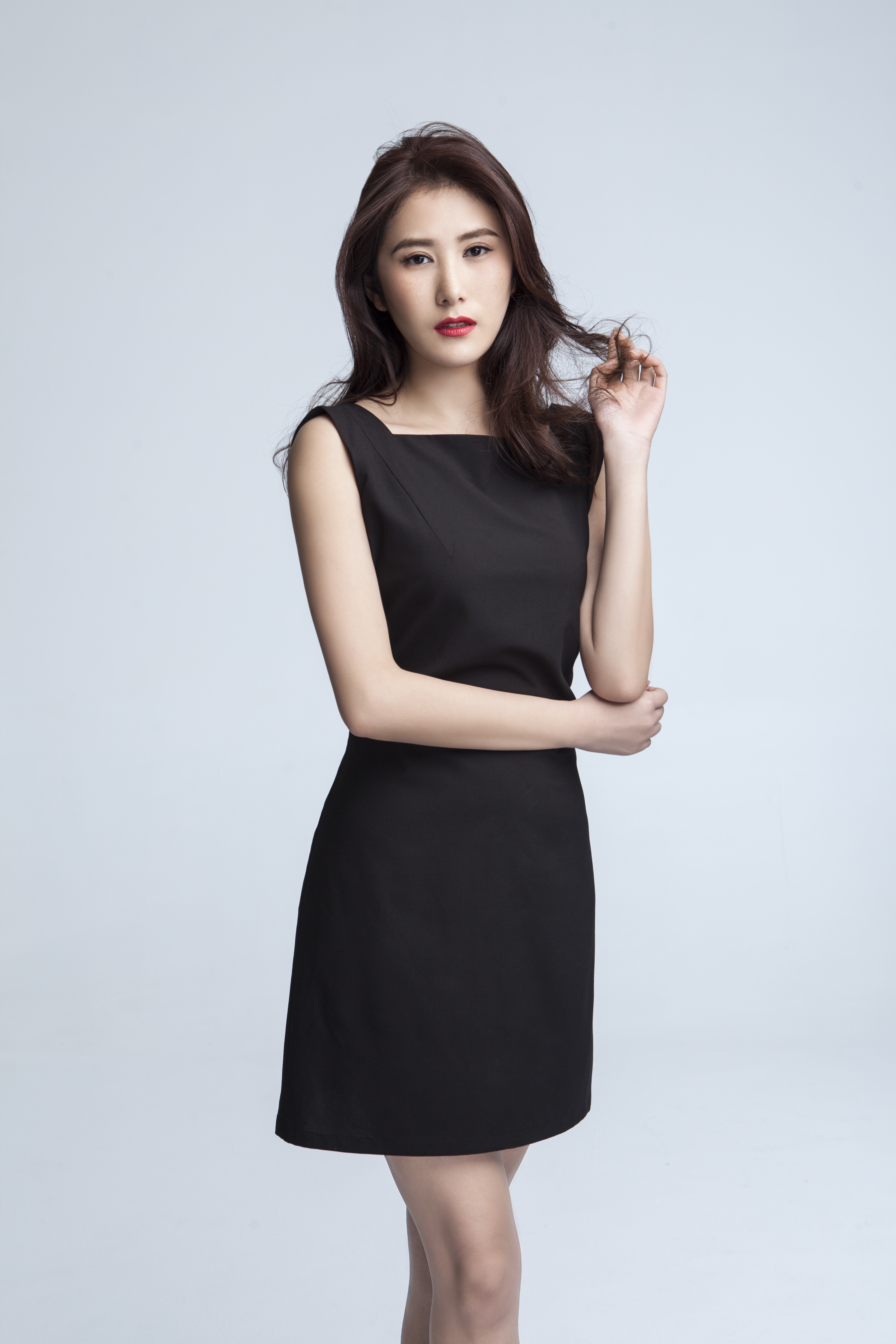 高可儿曝光一组时尚大片 露背深v御女风性感值飙升