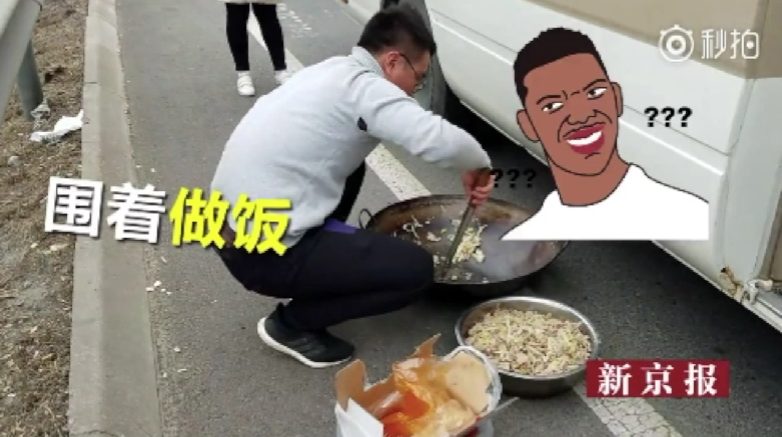 还有这种操作?高速路应急车道生火做饭!