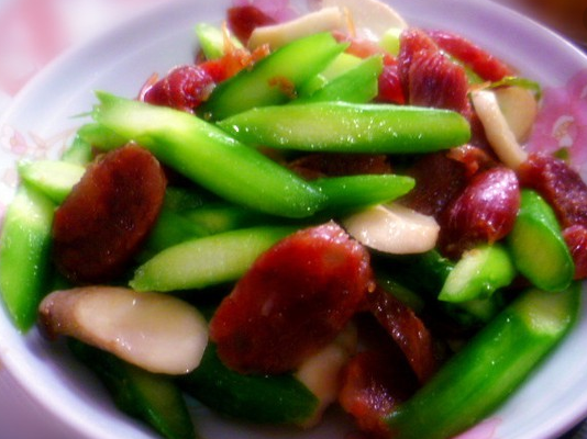 咸肉炒芦笋是一道家常名菜,又名腊肉炒竹笋