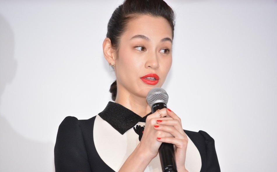 水原希子参加品牌活动 迷你裙露细长美腿