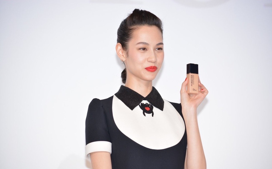 水原希子参加品牌活动 迷你裙露细长美腿