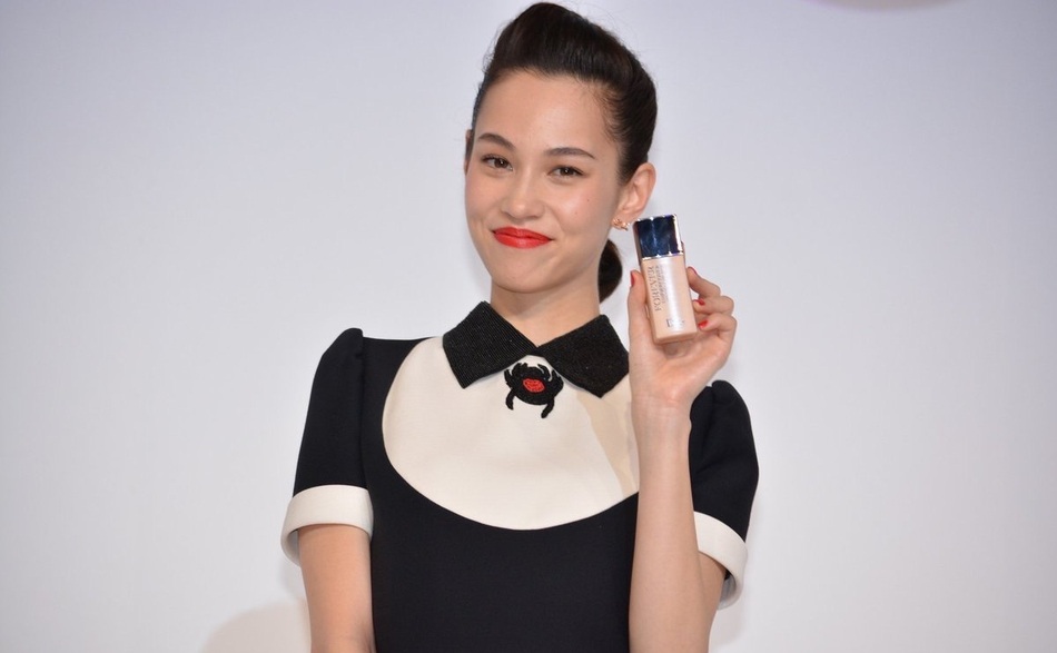 水原希子参加品牌活动 迷你裙露细长美腿