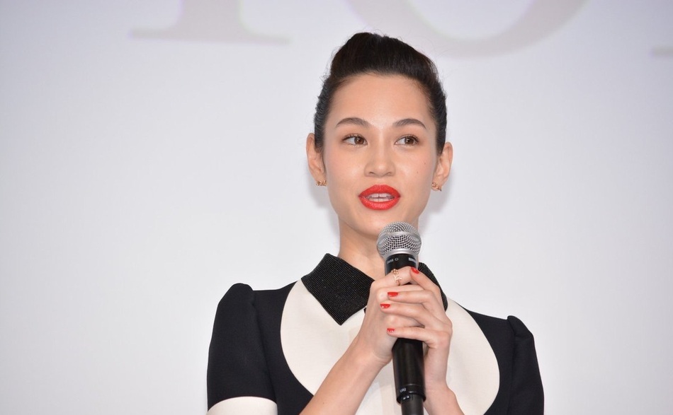 水原希子参加品牌活动 迷你裙露细长美腿