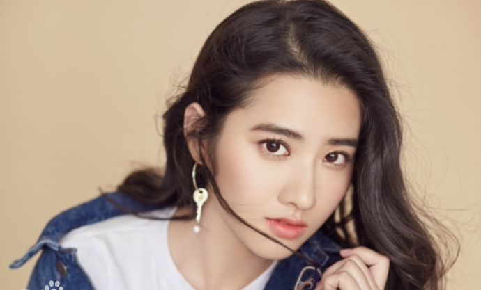 杨可因高挑出众的魔鬼身材和甜美的长相,成为影视剧导演们的宠儿