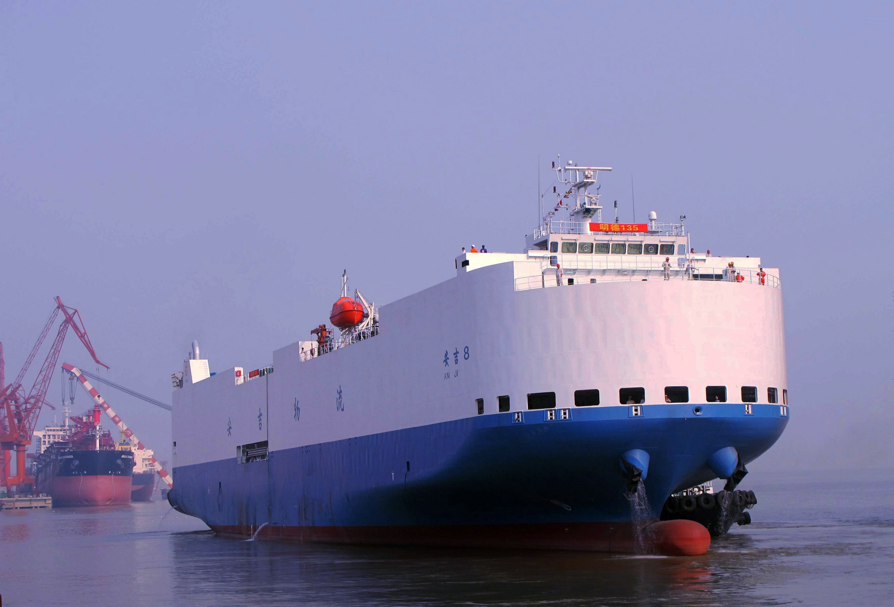 中国最新世界级海上"巨无霸"顺利出坞 日韩金饭碗跌碎