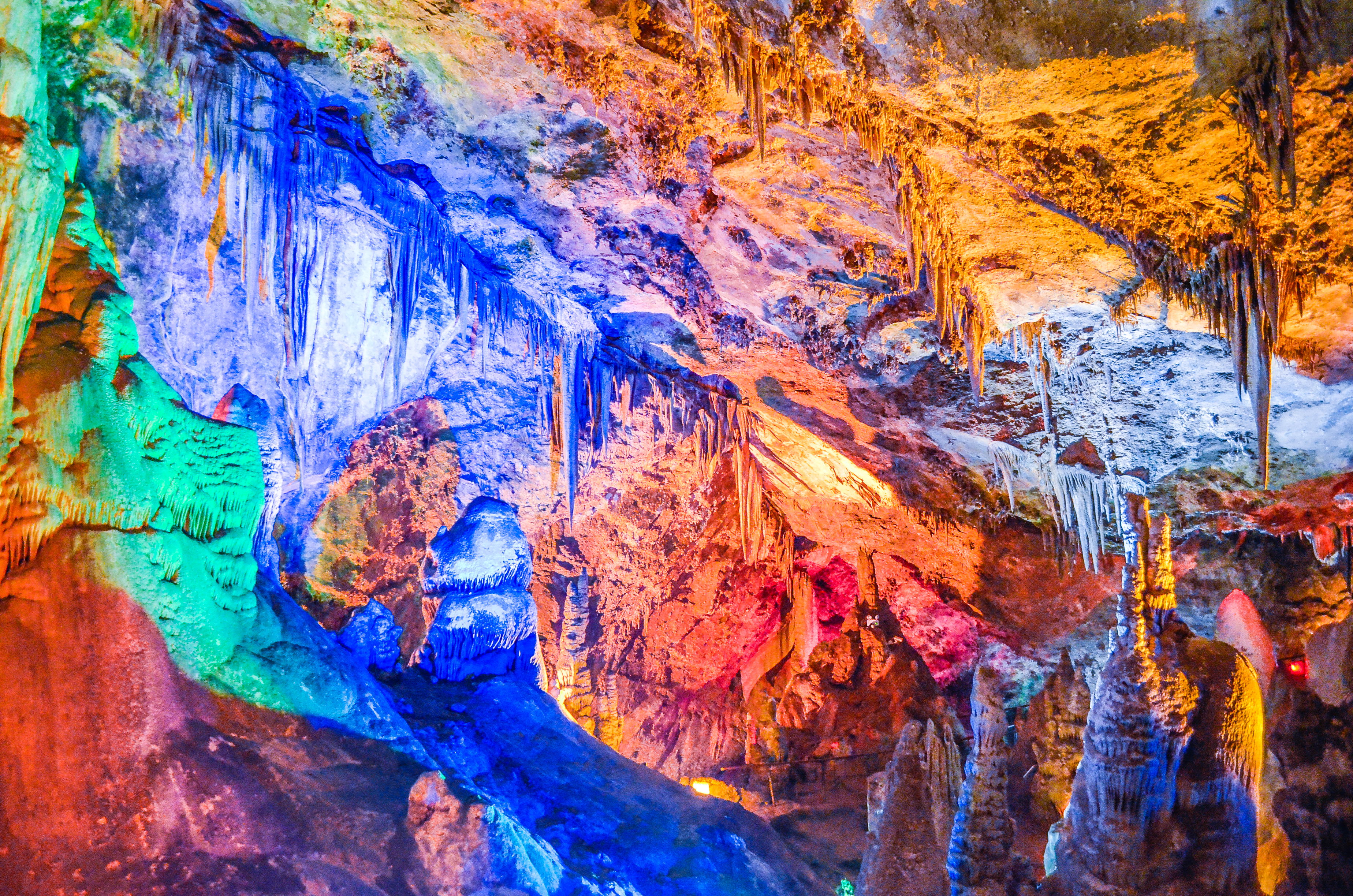 洛阳鸡冠洞天然成趣,洞内深幽奇险,清神爽心,被誉为北国第一洞