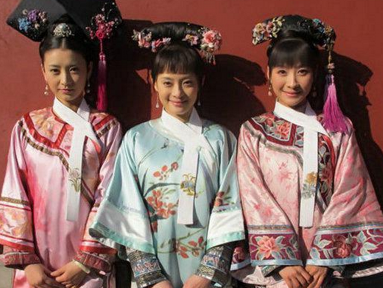 有谁注意到甄嬛从刚入宫到成为皇太后,脖子上佩戴龙华的变化?