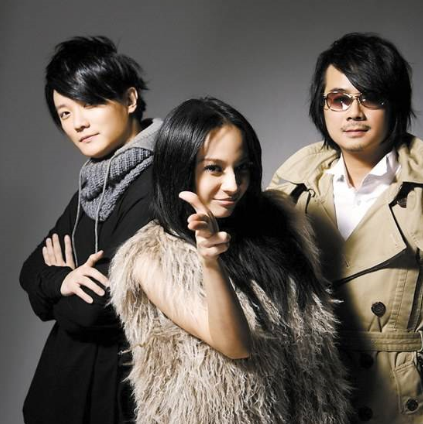 2004年,他们的成名曲《lydia》可以说是红遍大江南北,基本上当年的