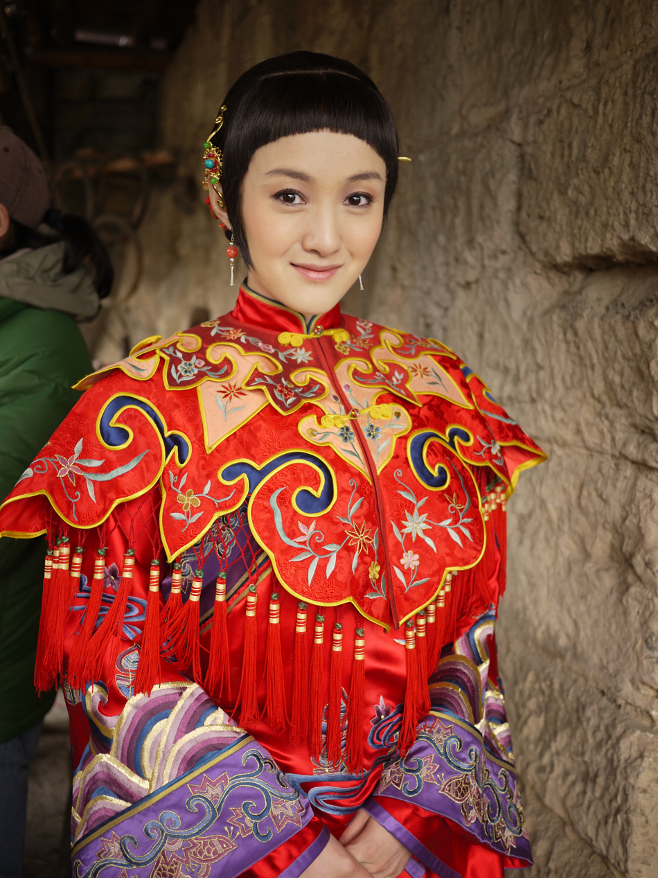 她在《菊花醉》剧中饰演花郁青,你还记得那个冷艳恬静的女主角吗