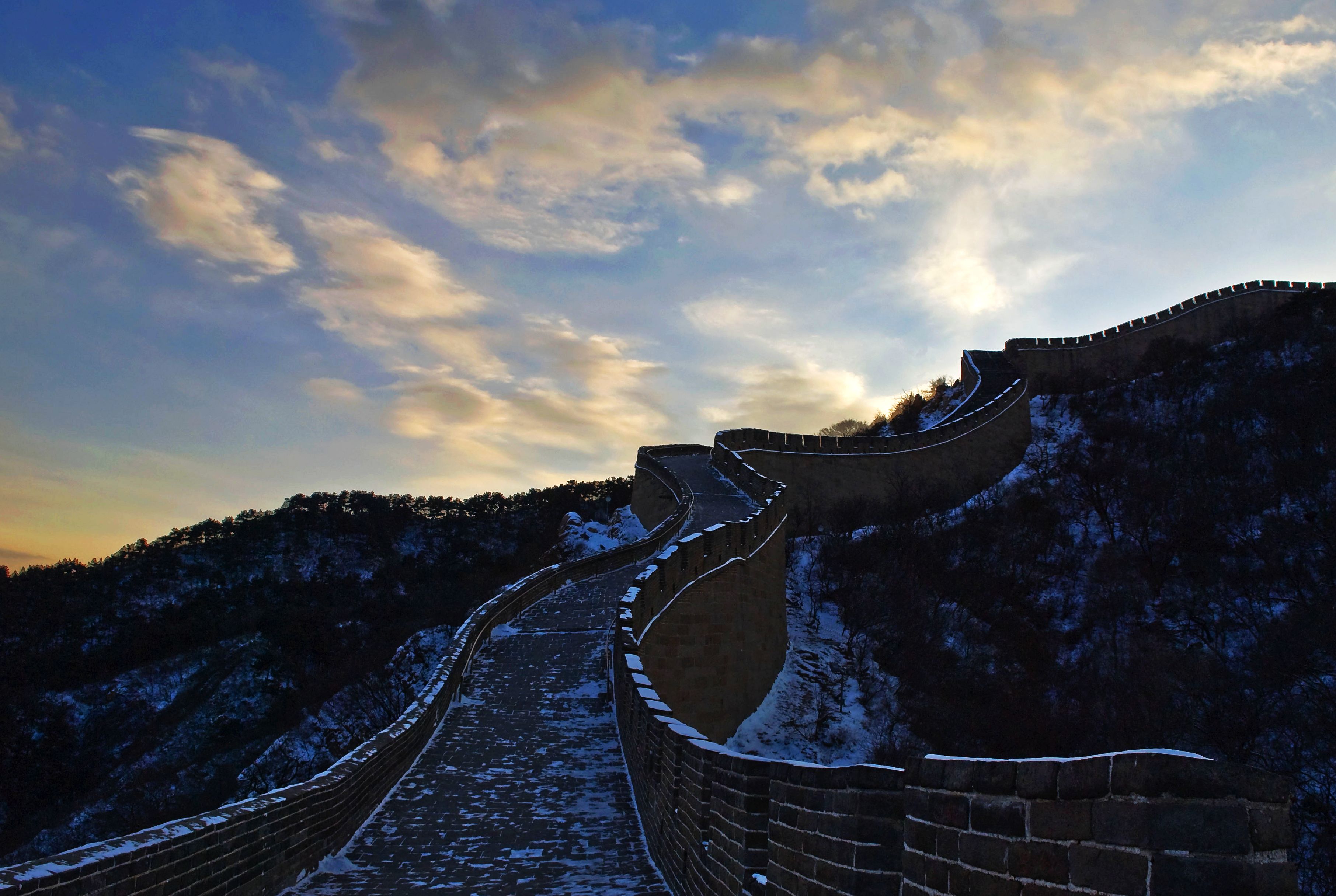 万里长城是一道高大,坚固而连绵不断的长垣