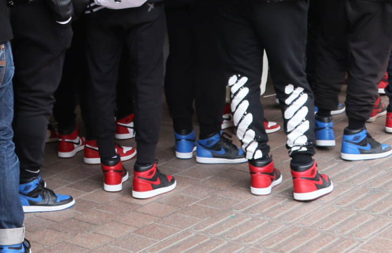 百位年轻人排队等待购买"乔丹鞋",现场撞鞋成亮点