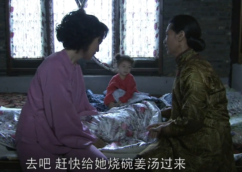 电视剧《北方有佳人》,寄萍得知李美莲身世,对李美莲非常同情