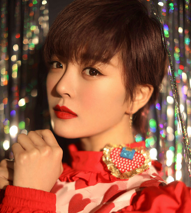 种丹妮新写真玩转迷幻风,流光间化身闪光少女