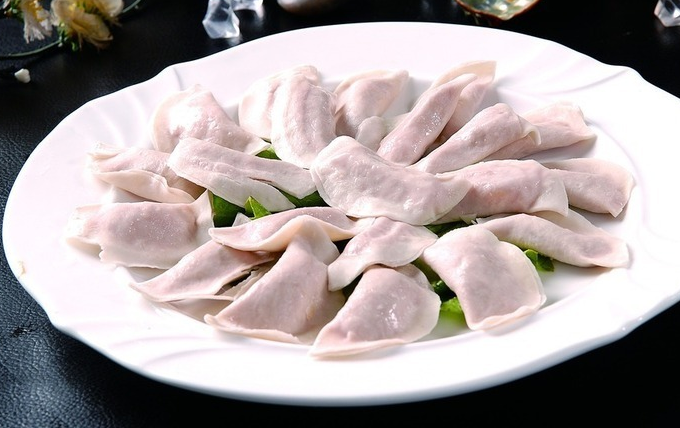 元宵节来一盘鱼皮饺,鲜香滑嫩,唇齿留香