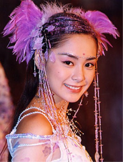 古装剧中头戴羽毛头饰的女星,阿娇,阿sa最美,杨幂却一言难尽!