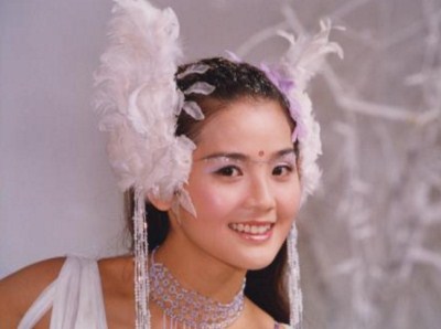 古装剧中头戴羽毛头饰的女星,阿娇,阿sa最美,杨幂却一言难尽!