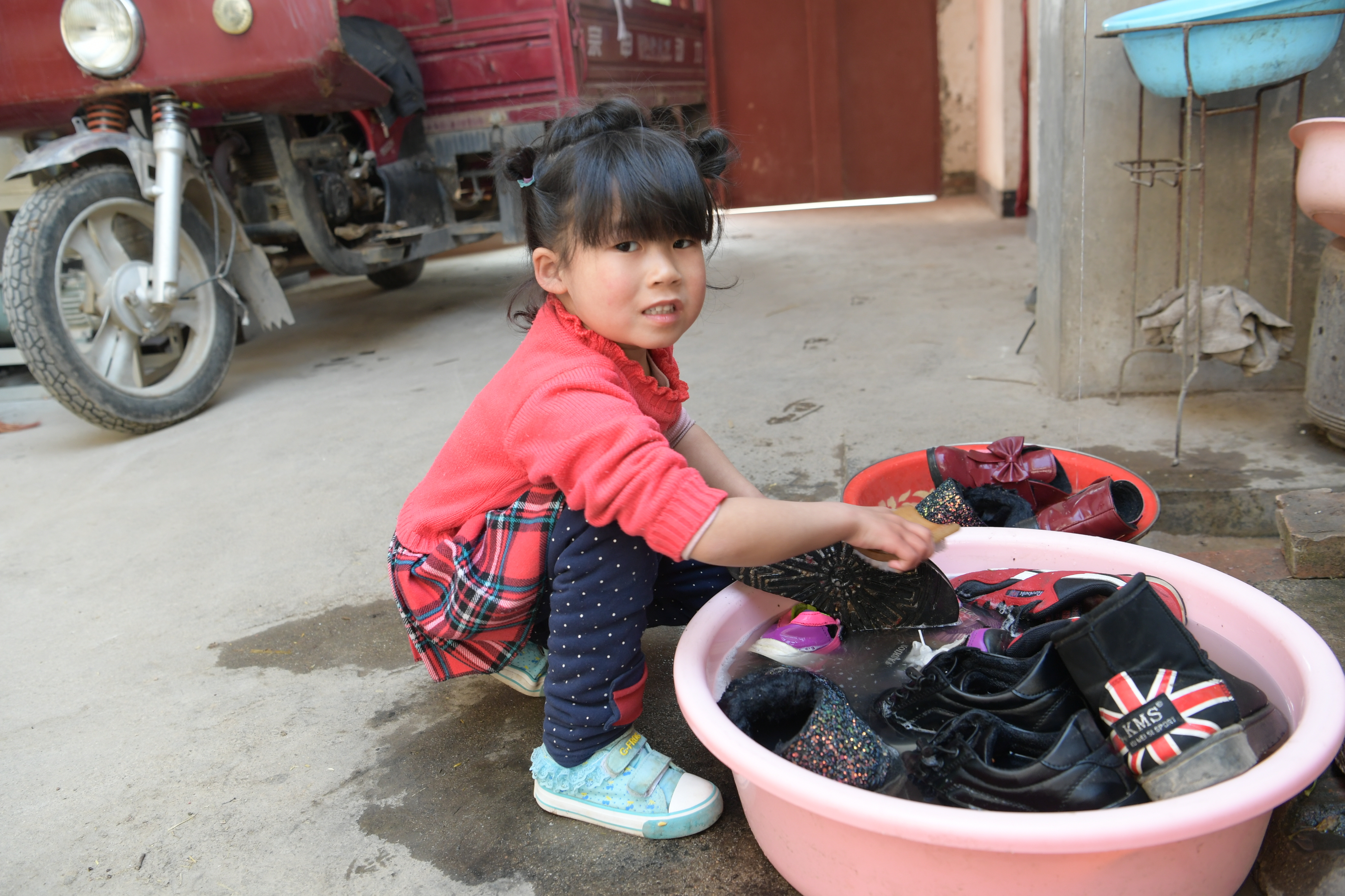 农村娃娃懂事早 5岁就会干这些看得人心疼