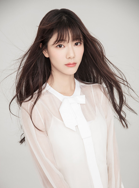 她是《双世宠妃》里的赵轻云,参演《浪花一朵朵》,甜美又有英气