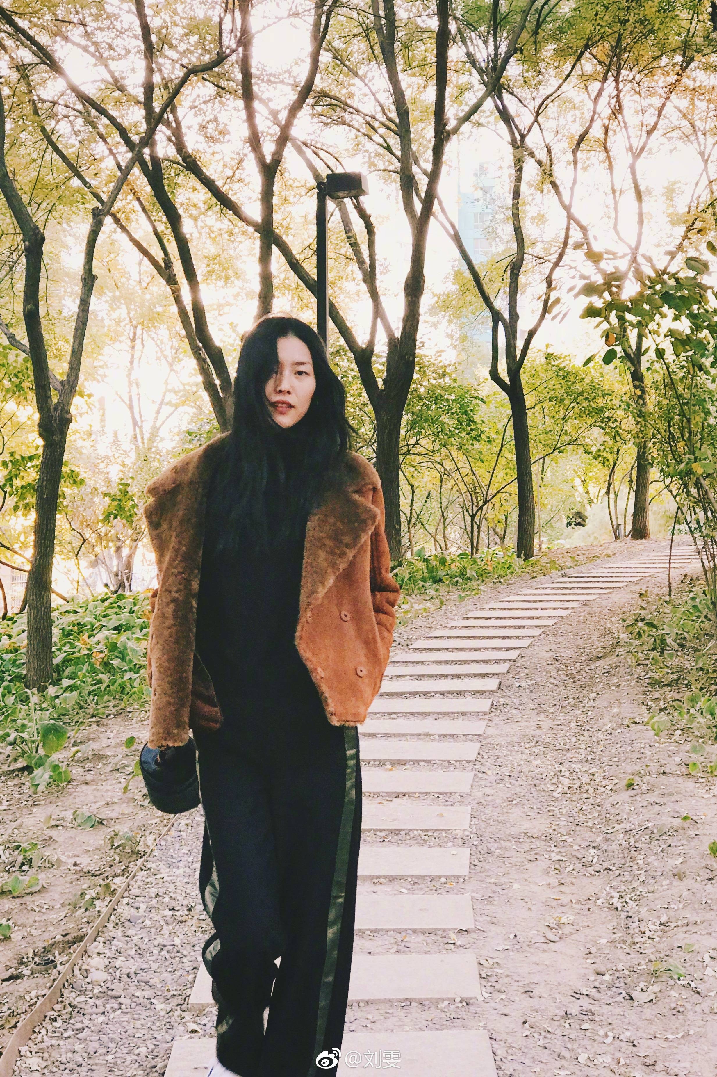 刘雯的时尚街拍精选,时髦舒适又得体,适合大部分人的穿搭示范!