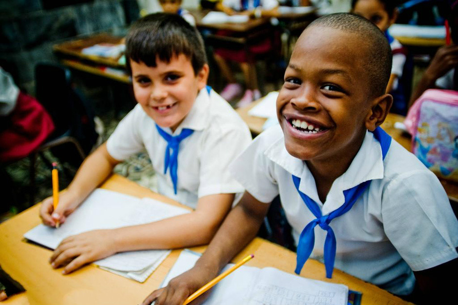 古巴学生的校服,为了适应当地湿热的气候,他们的校服一律都是上身是白