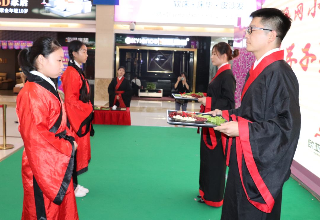 奉茶呈拜师帖,敬献束脩六礼 鲁网小记者穿汉服行拜师礼