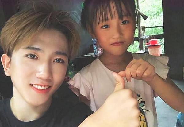 变形计:最帅城市少年回村看丽姐,开心捏脸并索吻,丽姐长大了!