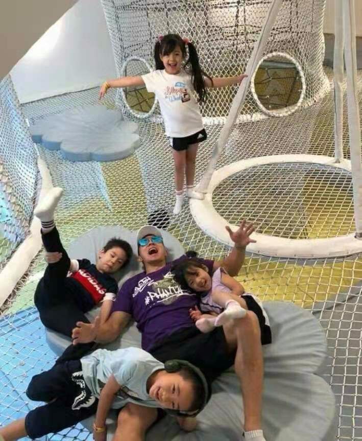 三位萌娃重聚,小泡芙妹妹出镜,姐妹俩长相神相似,基因太强大