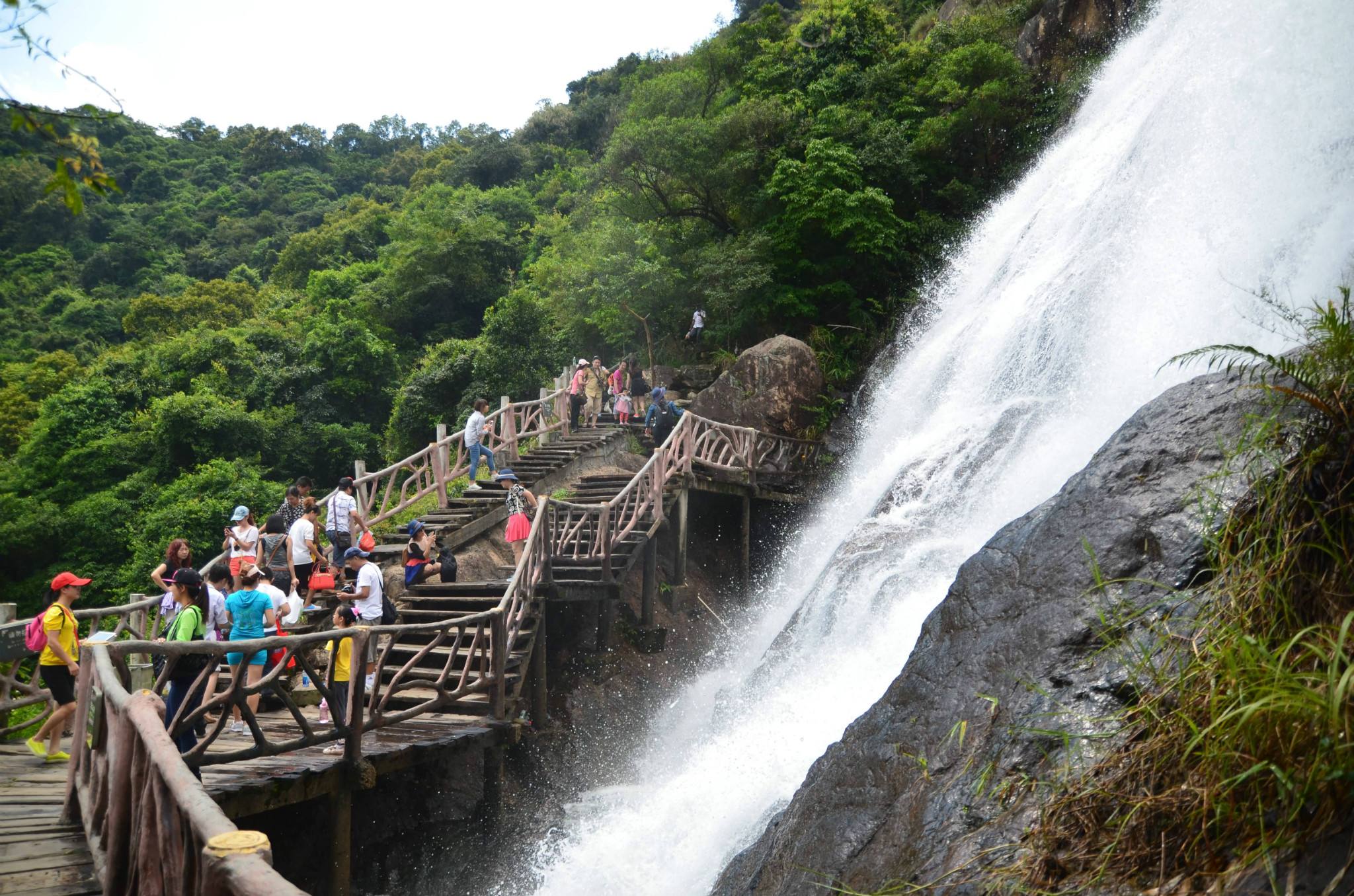 增城白水寨由多座大山组合而成,其中主峰是白水寨山海拔828米.