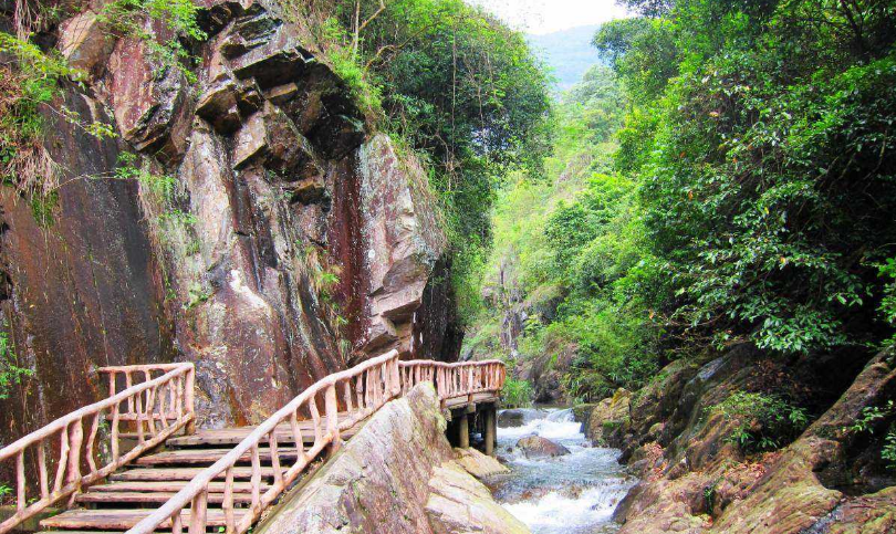 增城白水寨由多座大山组合而成,其中主峰是白水寨山海拔828米.