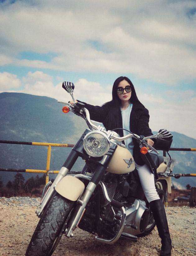 女星骑摩托车照相,赵丽颖清新脱俗,刘涛最优雅,迪丽热巴太美了