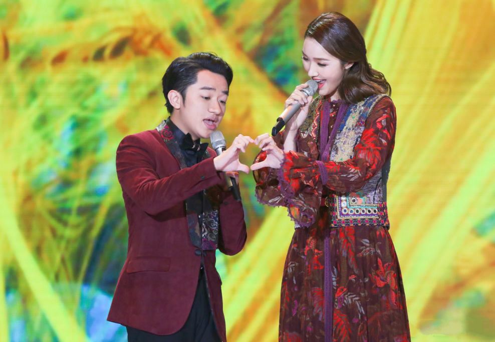 反差萌夫妇王祖蓝李亚男同台深情对唱,甜蜜比心撒狗粮,好幸福